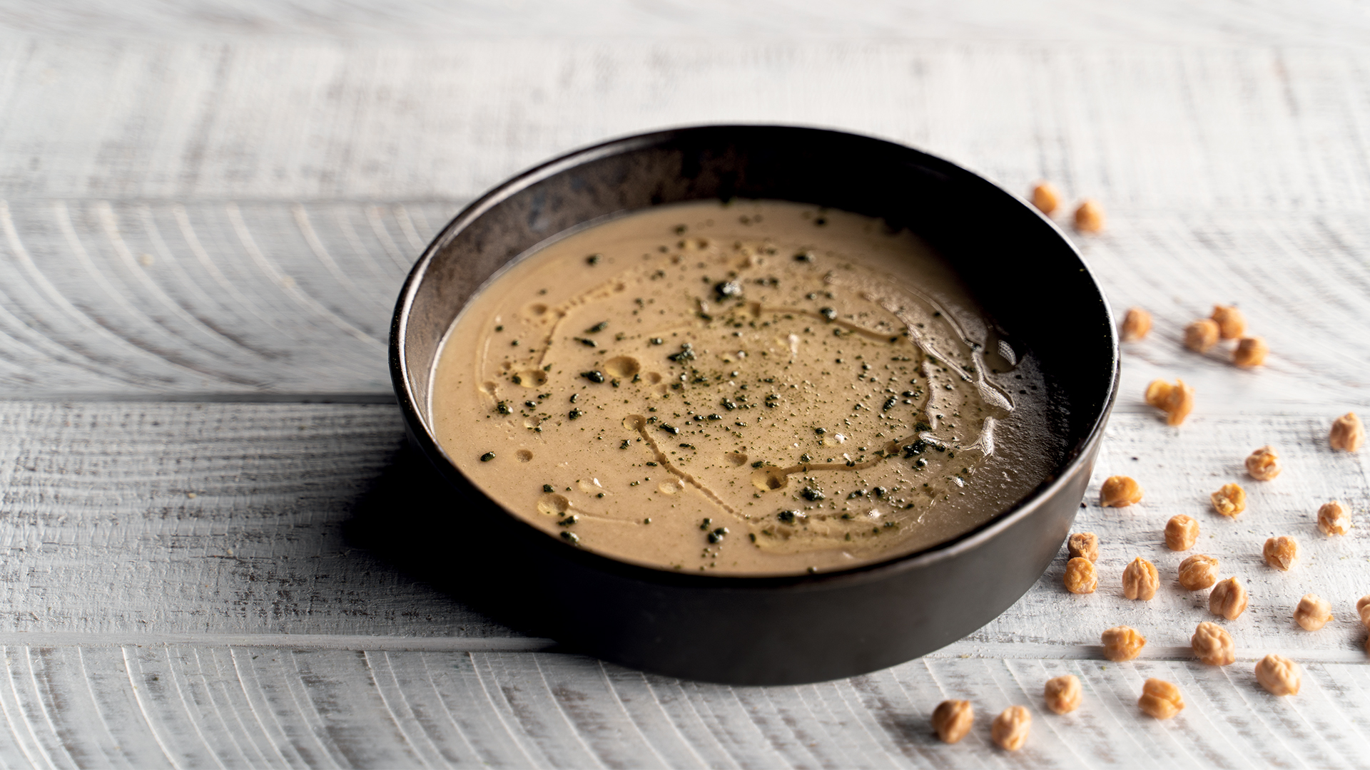 Crema di ceci, mela verde, thè matcha e olio al ginepro